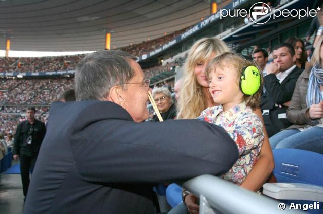 Le Tour 66 de Johnny Hallyday fait escale au Stade de France, fin mai 2009 : Jean-Claude Camus retrouve son petit-fils Joalukas en tribunes 