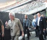 Le Tour 66 de Johnny Hallyday fait escale au Stade de France, fin mai 2009 : Jean-Claude Camus entre dans l'arène avec Johnny 