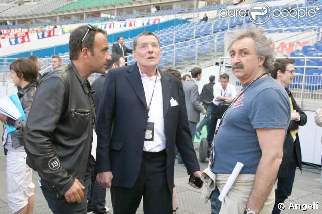 Le Tour 66 de Johnny Hallyday fait escale au Stade de France, fin mai 2009 : Jean-Claude Camus règle les détails de la captation avec Nikos Aliagas et Gérard Pullicino 