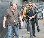 Le Tour 66 de Johnny Hallyday fait escale au Stade de France, fin mai 2009 : Johnny Hallyday arrive en répétitions, suivi par JC Camus et Laeticia 