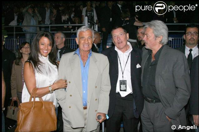 Le Tour 66 de Johnny Hallyday fait escale au Stade de France, fin mai 2009 : Jean-Claude Camus avec Alain Delon et Jean-Paul Belmondo et sa nouvelle compagne 