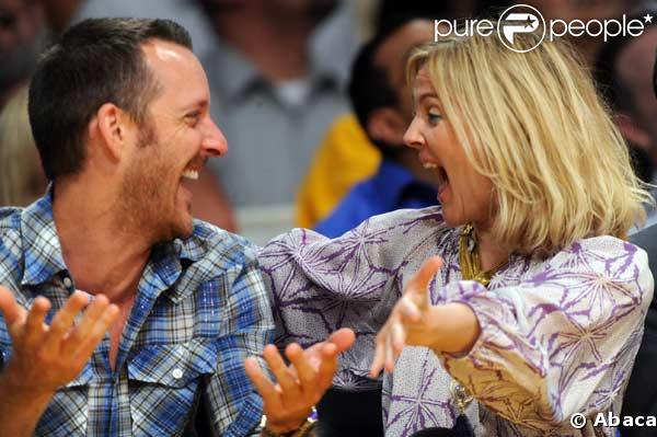 Drew Barrymore dans les bras de son ami Chris Miller
