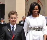 Louis Sarkozy et Michelle Obama lors de la cérémonie en hommage à ceux qui sont morts pour la France. Cimetière de Colleville-sur-mer, le 6 juin.