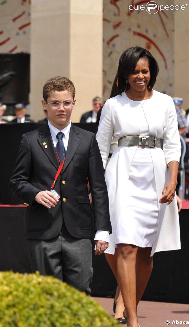 Louis Sarkozy et Michelle Obama lors de la cérémonie en hommage à ceux qui sont morts pour la France. Cimetière de Colleville-sur-mer, le 6 juin.
