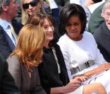 Sarah Gordon, Carla Bruni-Sarkozy et Michelle Obama lors de la cérémonie en hommage à ceux qui sont morts pour la France. Cimetière de Colleville-sur-mer, le 6 juin.