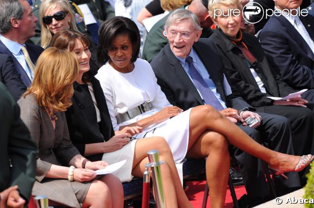 Sarah Gordon, Carla Bruni-Sarkozy et Michelle Obama lors de la cérémonie en hommage à ceux qui sont morts pour la France. Cimetière de Colleville-sur-mer, le 6 juin.