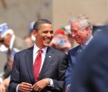 Barack Obama et le prince Charles rigolent bien ensemble lors de la cérémonie en hommage à ceux qui sont morts pour la France. Cimetière de Colleville-sur-mer, le 6 juin.
