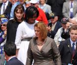 Louis Sarkozy qui escorte ces dames lors de la cérémonie en hommage à ceux qui sont morts pour la France. Cimetière de Colleville-sur-mer, le 6 juin.