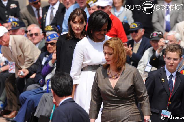 Louis Sarkozy qui escorte ces dames lors de la cérémonie en hommage à ceux qui sont morts pour la France. Cimetière de Colleville-sur-mer, le 6 juin.