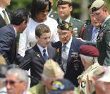 Louis Sarkozy, jamais sans Michelle Obama, lors de la cérémonie en hommage à ceux qui sont morts pour la France. Cimetière de Colleville-sur-mer, le 6 juin.