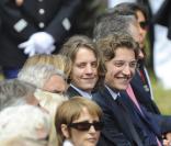 Pierre et Jean Sarkozy lors de la cérémonie en hommage à ceux qui sont morts pour la France. Cimetière de Colleville-sur-mer, le 6 juin.