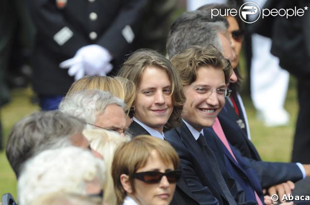 Pierre et Jean Sarkozy lors de la cérémonie en hommage à ceux qui sont morts pour la France. Cimetière de Colleville-sur-mer, le 6 juin.
