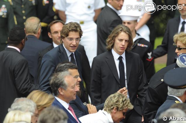 Pierre et Jean Sarkozy lors de la cérémonie en hommage à ceux qui sont morts pour la France. Cimetière de Colleville-sur-mer, le 6 juin.