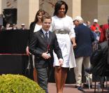 Louis Sarkozy escorte Michelle Obama lors de la cérémonie en hommage à ceux qui sont morts pour la France. Cimetière de Colleville-sur-mer, le 6 juin.