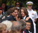 Pierre et Jean Sarkozy lors de la cérémonie en hommage à ceux qui sont morts pour la France. Cimetière de Colleville-sur-mer, le 6 juin.