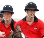 Le prince Harry et le prince William se sont battus côte-à-côte lors d'un match de polo de charité le 6 juin 2009