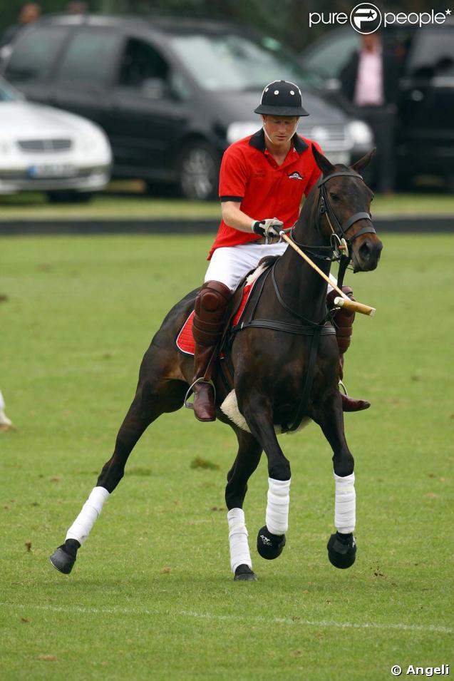 Le prince Harry lors d'un match de polo de charité le 6 juin 2009