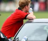 Le prince Harry lors d'un match de polo de charité le 6 juin 2009