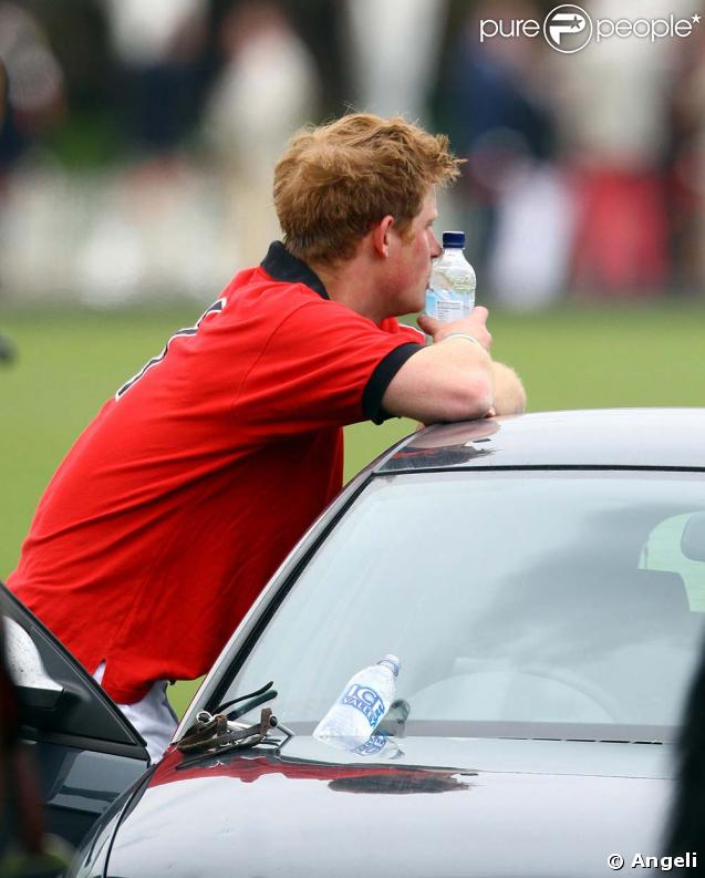 Le prince Harry lors d'un match de polo de charité le 6 juin 2009
