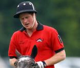 Le prince Harry lors d'un match de polo de charité le 6 juin 2009
