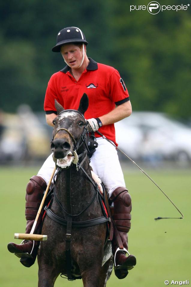 Le prince Harry lors d'un match de polo de charité le 6 juin 2009