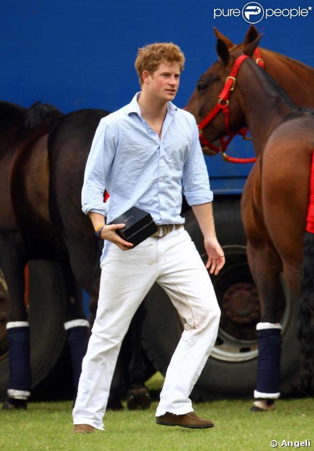 Le prince Harry lors d'un match de polo de charité le 6 juin 2009