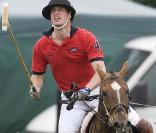 Le prince William lors d'un match de polo de charité le 6 juin 2009