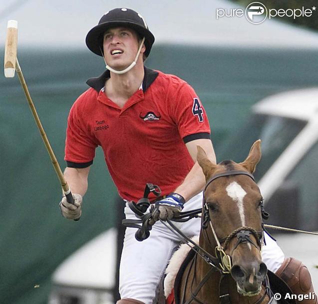 Le prince William lors d'un match de polo de charité le 6 juin 2009