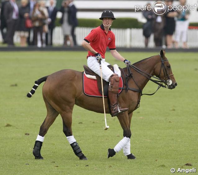 Le prince William lors d'un match de polo de charité le 6 juin 2009
