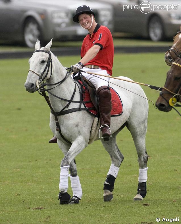 Le prince Harry lors d'un match de polo de charité le 6 juin 2009