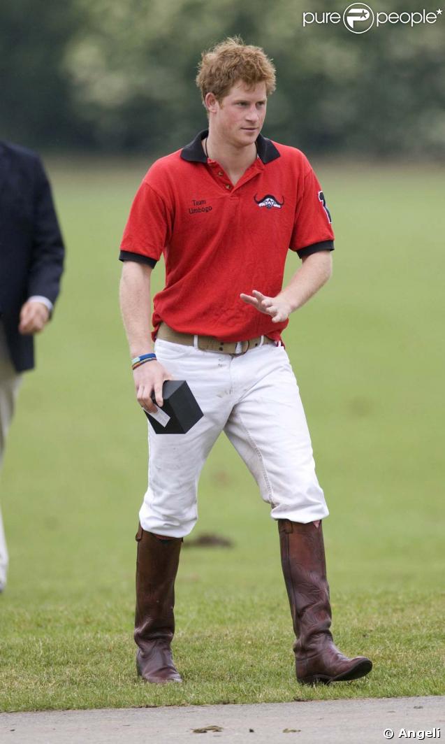 Le prince Harry lors d'un match de polo de charité le 6 juin 2009