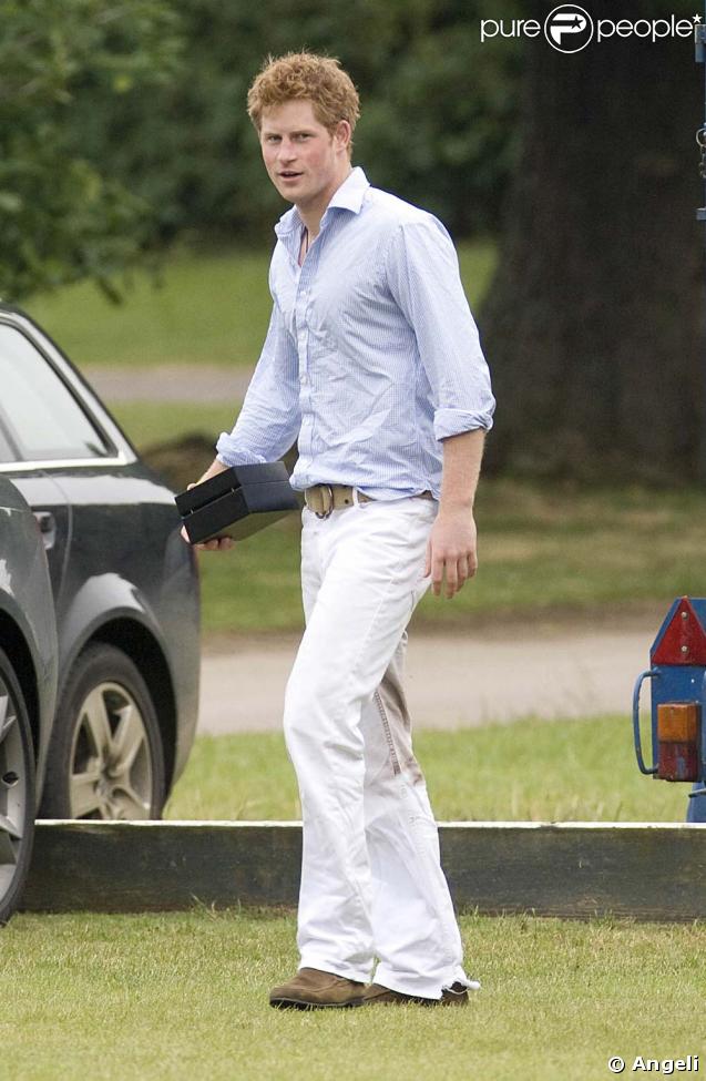 Le prince Harry lors d'un match de polo de charité le 6 juin 2009