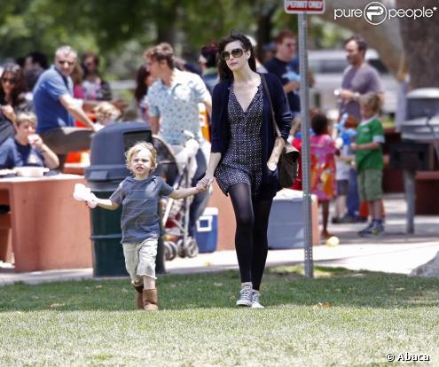 Liv Tyler et son petit Milo à la fête pour enfants au Parc Griffith à Los Angeles le 7 juin 2009