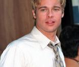 Brad Pitt à l'époque de Rencontre avec Joe Black : une coupe plus longue avec la raie de côté, le bon élève a frappé. 
