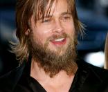 Brad Pitt version cheveux gras et barbe touffue, à la rédac on n'est pas vraiment fans... Et vous ? 