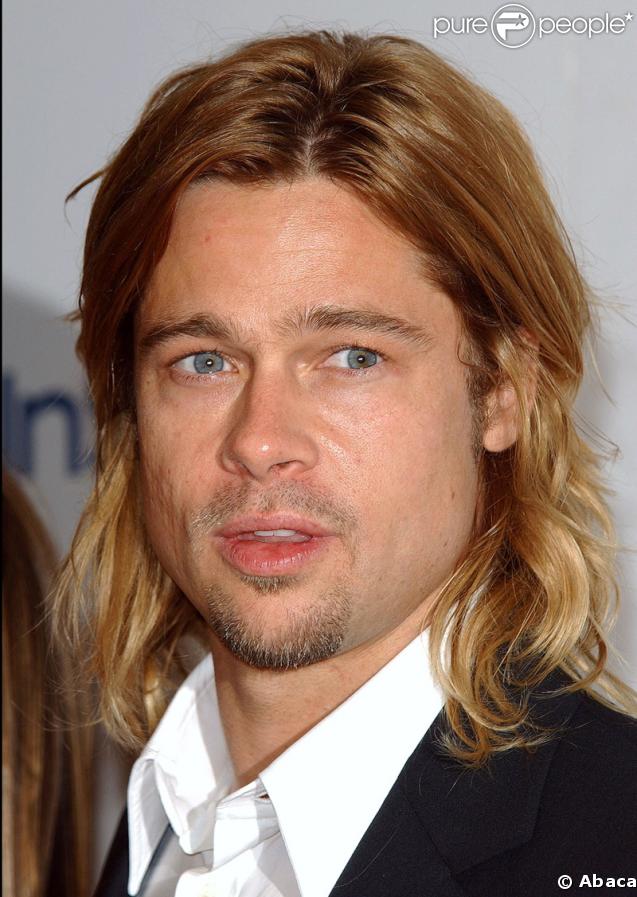 Brad Pitt en 2003, lorsqu'il était avec Jennifer Aniston. Du coup, il opte pour la couleur de sa belle. 