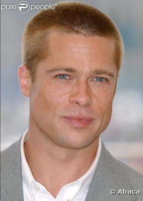 Brad Pitt en 2004 pendant le tournage de Ocean Eleven. Cheveux rasés blond vénitien, on aime.