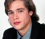 Brad Pitt en 1987 avec sa boucle d'oreille et la nuque longue... C'était avant son passage dans un salon de relooking, en 1987. 