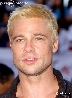 Brad Pitt façon cheveux jaune poussin pour la sortie de Mr et Mrs Smith en 2005. Un homme en pleine crise d'identité ?