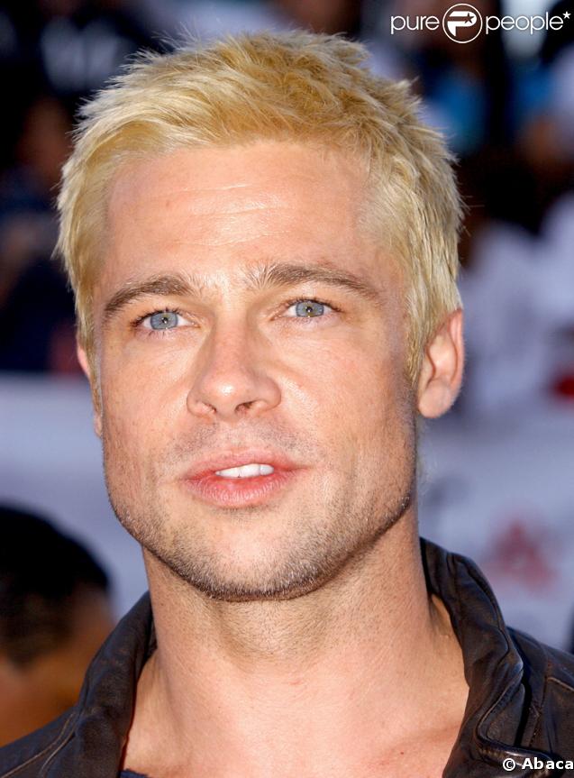 Brad Pitt façon cheveux jaune poussin pour la sortie de Mr et Mrs Smith en 2005. Un homme en pleine crise d'identité ? 
