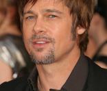 Brad Pitt en 2008 s'est essayé à un nouveau look casque. Mèche sur le front, cheveux travaillés au doigt, un peu trop minet pour nous ! 