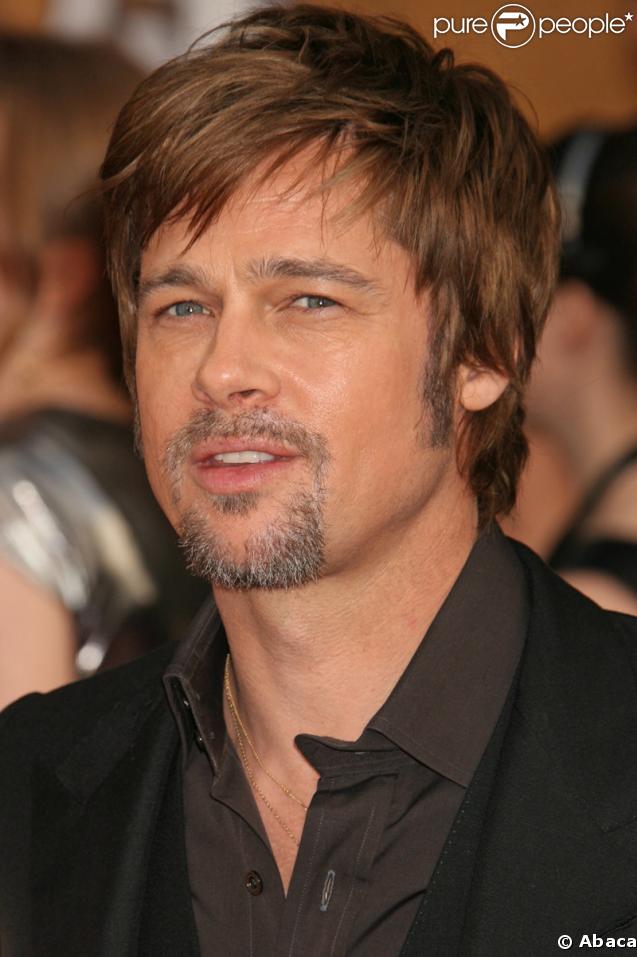 Brad Pitt en 2008 s'est essayé à un nouveau look casque. Mèche sur le front, cheveux travaillés au doigt, un peu trop minet pour nous ! 