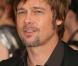 Brad Pitt en 2008 s'est essayé à un nouveau look casque. Mèche sur le front, cheveux travaillés au doigt, un peu trop minet pour nous ! 