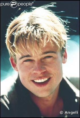 Brad Pitt façon premier de la classe avec les dents ultra-blanches et les cheveux en pics, blonds.