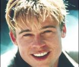Brad Pitt façon premier de la classe avec les dents ultra-blanches et les cheveux en pics, blonds. 