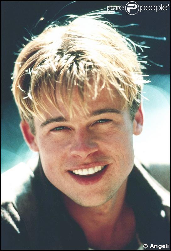 Brad Pitt façon premier de la classe avec les dents ultra-blanches et les cheveux en pics, blonds. 