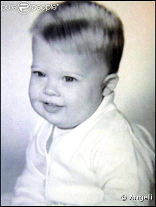 Brad Pitt lorsqu'il était enfant. Il aimait déjà les coiffures dans le vent.