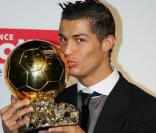 Cristiano Ronaldo reçoit le Ballon d'Or 2008 en décembre 2008 
