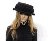 Un mannequin portant les créations de Karl Lagerfeld