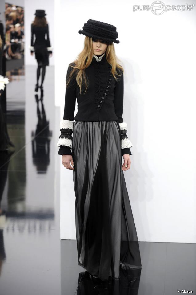Un mannequin portant les créations de Karl Lagerfeld